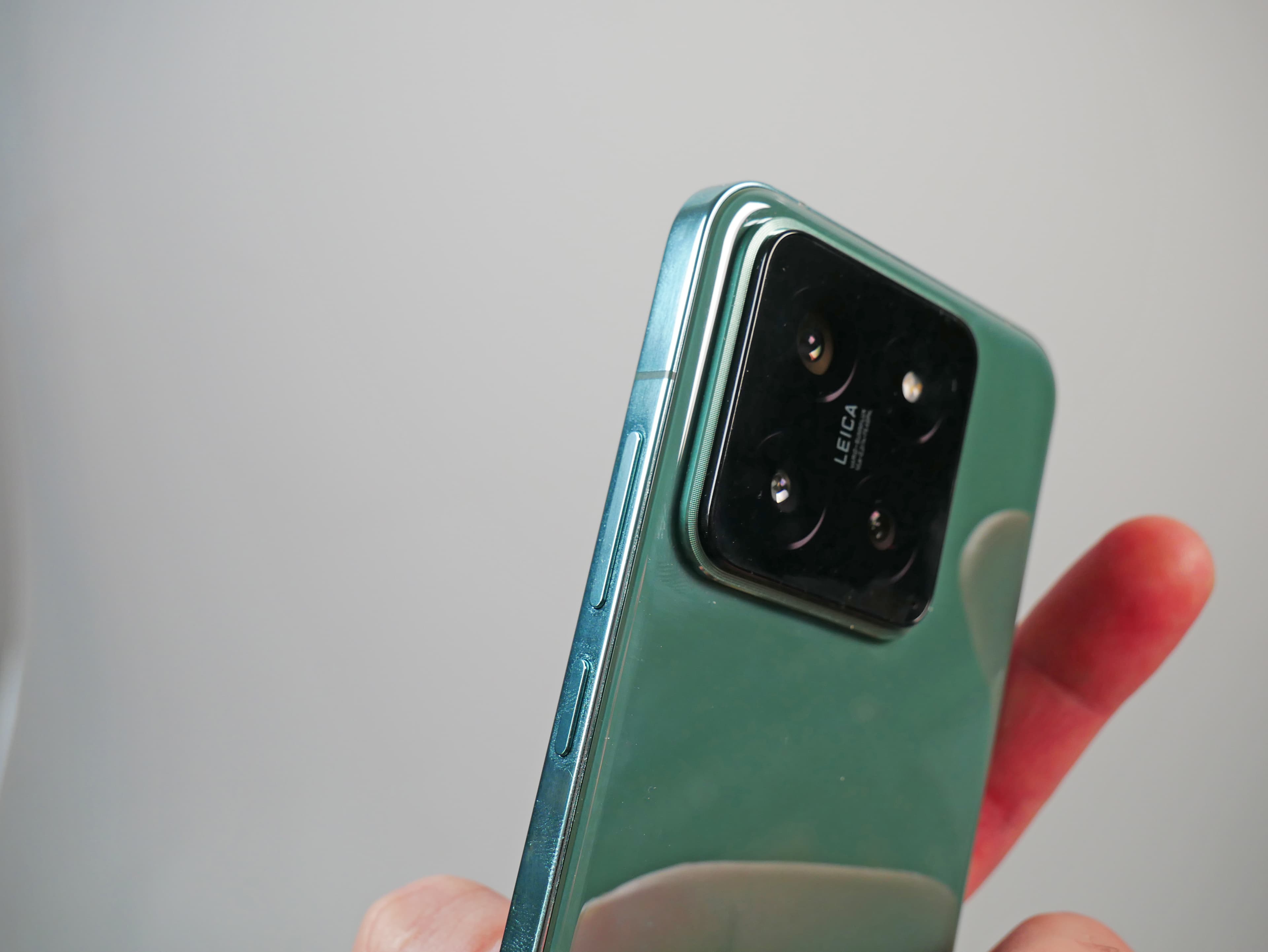 Hochpoliert
Der Rahmen ist aus hochpoliertem Aluminium gefertigt. Er wirkt dadurch nicht nur sehr edel, das Phone liegt dank ihm auch sehr gut in der Hand. Leider sieht man jeden Fingerabdruck.